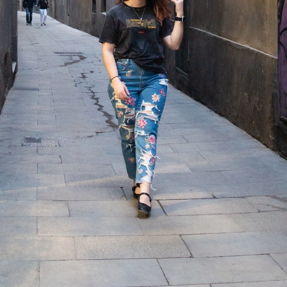 American Eagle Floral Embroidery Mom Jeans Size 10 Short - Picture 7 of 8